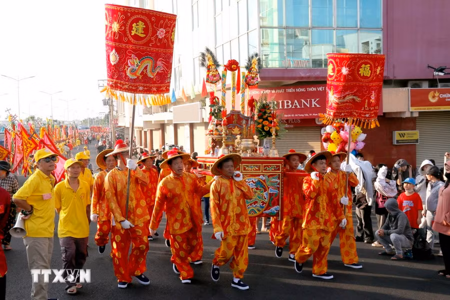 Đoàn Nghinh Ông xuất du chiều dài gần 1km với sự tham gia của gần 1.000 người diễu hành qua các đường phố trung tâm thành phố Phan Thiết (Bình Thuận). (Ảnh: Nguyễn Thanh/TTXVN)