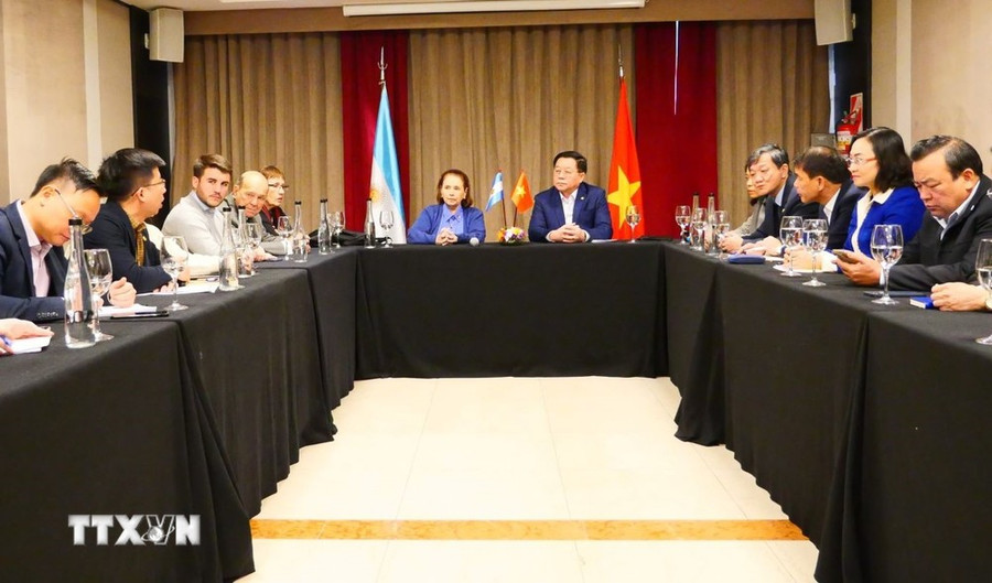 Trưởng Ban Tuyên giáo Trung ương Nguyễn Trọng Nghĩa làm việc với Chủ tịch Viện Văn hóa Argentina-Việt Nam (ICAV) Poldi Sosa Schmit, tại thủ đô Buenos Aires. (Ảnh: Diệu Hương/TTXVN) Trưởng Ban Tuyên giáo Trung ương Nguyễn Trọng Nghĩa làm việc với Chủ tịch Viện Văn hóa Argentina-Việt Nam (ICAV) Poldi Sosa Schmit, tại thủ đô Buenos Aires. (Ảnh: Diệu Hương/TTXVN)