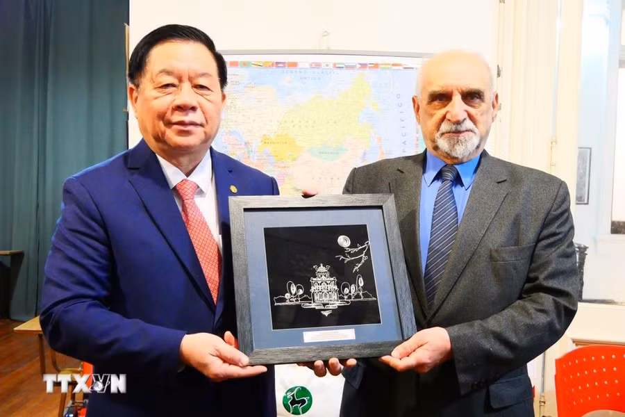 Trưởng Ban Tuyên giáo Trung ương Nguyễn Trọng Nghĩa, tặng quà lưu niệm cho quyền Tổng Bí thư Đảng Cộng sản Argentina, Jorge Kreyness. (Ảnh: Diệu Hương/TTXVN)