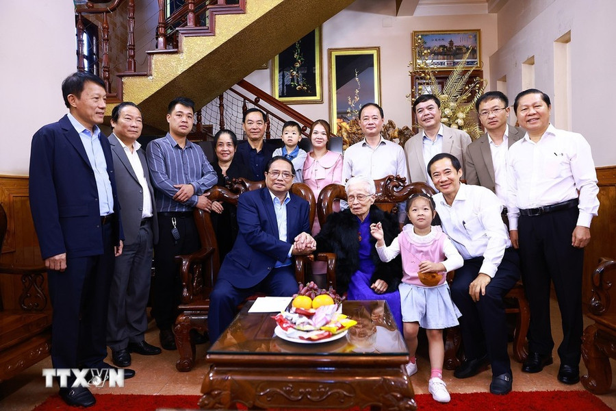 Thủ tướng Phạm Minh Chính thăm mẹ Việt Nam Anh hùng Trần Thị Thung. (Ảnh: Dương Giang/TTXVN) Thủ tướng Phạm Minh Chính thăm mẹ Việt Nam Anh hùng Trần Thị Thung. (Ảnh: Dương Giang/TTXVN)