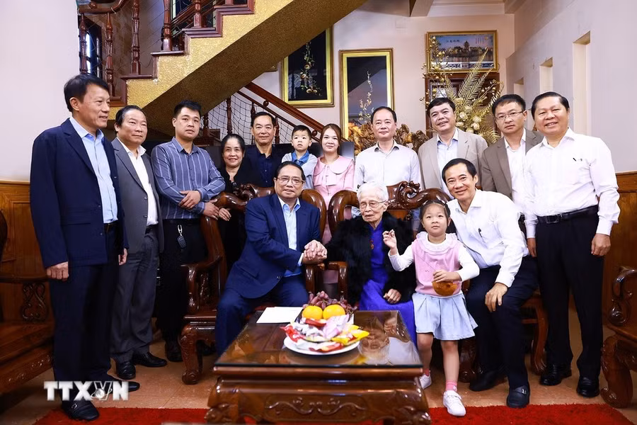 Thủ tướng Phạm Minh Chính thăm mẹ Việt Nam Anh hùng Trần Thị Thung. (Ảnh: Dương Giang/TTXVN)