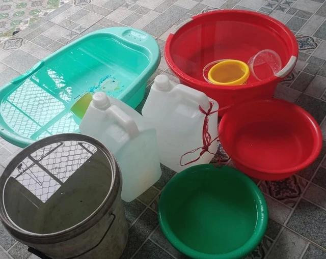 Thiếu nước sinh hoạt, người dân phải dùng các loại thau, chậu, bình... có sẵn để chứa nước sử dụng. Ảnh: Đức Nhật Thiếu nước sinh hoạt, người dân phải dùng các loại thau, chậu, bình... có sẵn để chứa nước sử dụng. Ảnh: Đức Nhật