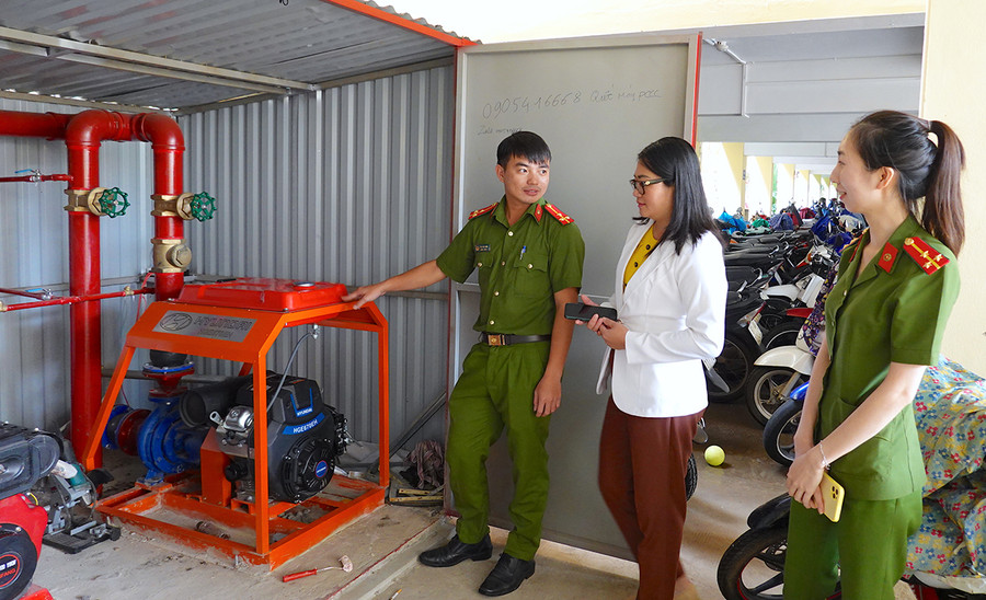 Lực lượng chức năng kiểm tra hệ thống phòng cháy-chữa cháy tại điểm thi Trường THPT Phan Bội Châu (TP. Pleiku). Ảnh: Mộc Trà