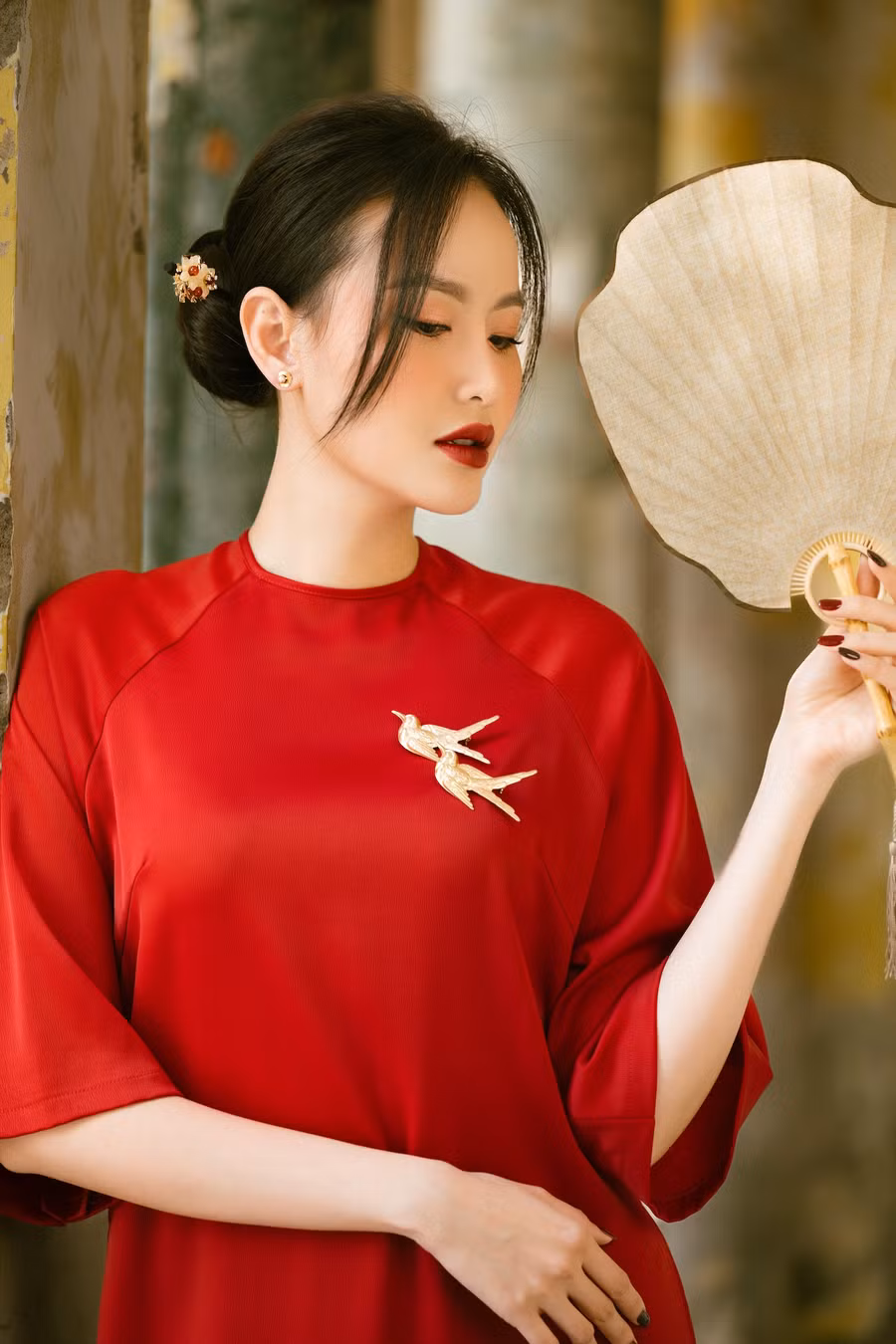 Sau khi đăng quang Hoa khôi Du lịch Việt Nam 2017, Khánh Ngân tiếp tục giành vương miện tại cuộc thi Hoa hậu Hoàn cầu (Miss Globe). Dù chiến thắng hai cuộc thi nhan sắc song người đẹp quê Đồng Nai lại kém may mắn khi gặp sự cố, khiến màn trao lại vương miện không trọn vẹn. Ảnh: Viết Quý