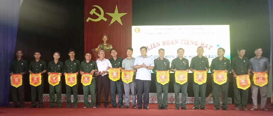 Ban tổ chức trao cờ lưu niệm cho các đơn vị. Ảnh: Hà Duyệt Ban tổ chức trao cờ lưu niệm cho các đơn vị. Ảnh: Hà Duyệt