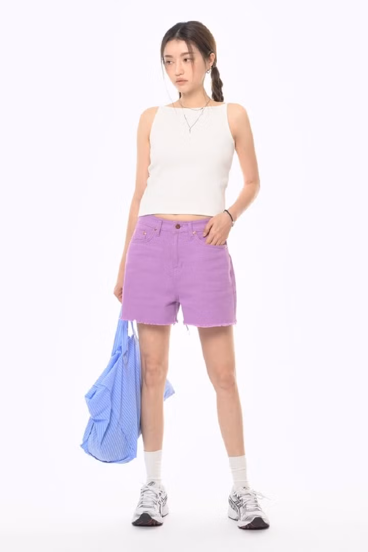 Áo trắng và quần màu sắc là combo đơn giản nhưng chưa bao giờ làm tín đồ thất vọng. Chắc chắn vẻ ngoài năng động, trẻ trung nhưng không kém phần trendy của bạn sẽ thu hút người xung quanh.