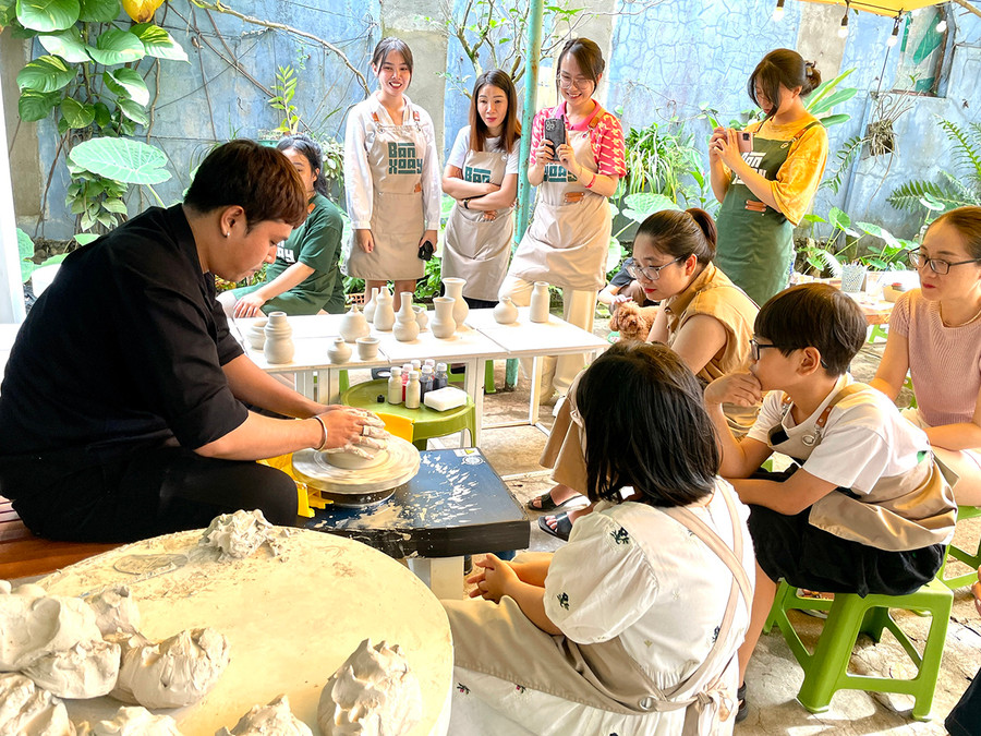 Phần hướng dẫn làm sản phẩm trên bàn xoay của nghệ nhân gốm Nguyễn Trọng Tuấn khiến nhiều người thích thú. Ảnh: Lam Nguyên Phần hướng dẫn làm sản phẩm trên bàn xoay của nghệ nhân gốm Nguyễn Trọng Tuấn khiến nhiều người thích thú. Ảnh: Lam Nguyên