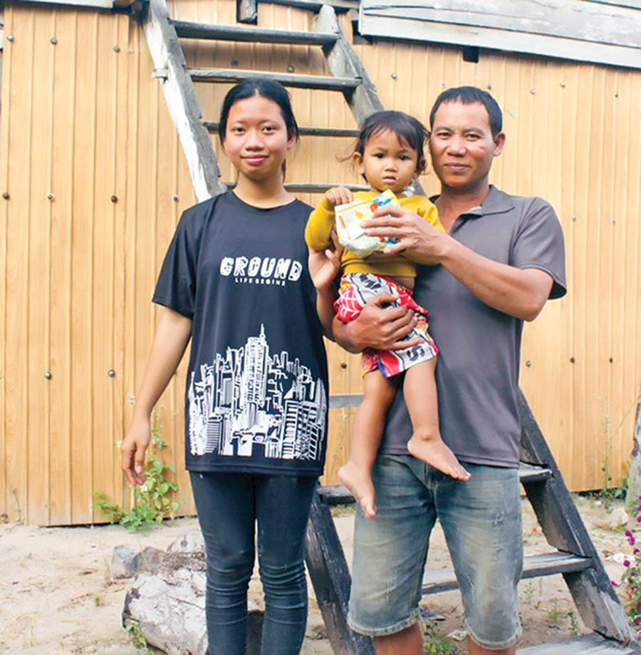 Là 1 trong 27 hộ thoát nghèo trong năm 2023, anh Rmah Nuor (buôn Biah B, xã Ia Tul, huyện Ia Pa) phấn khởi vì đây là động lực để gia đình vươn lên trong cuộc sống. Ảnh: N.H