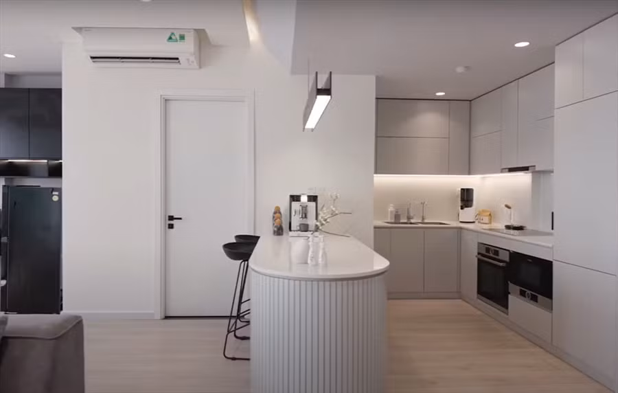 Thiết kế nội thất căn hộ tránh xen những chi tiết cổ điển vào không gian hiện đại. Ảnh: Huỳnh Phương