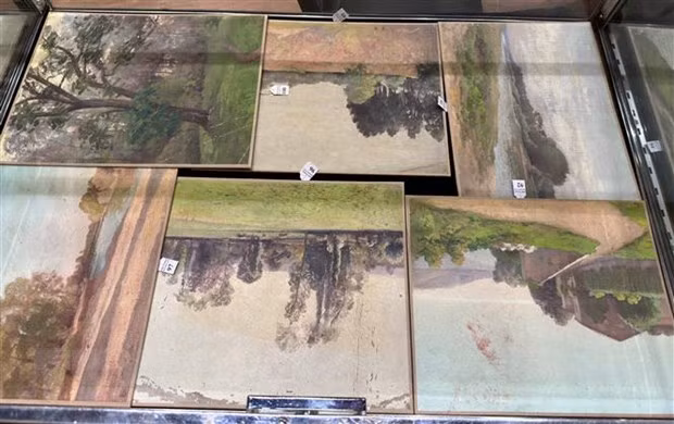 Một số tác phẩm của Vua Hàm Nghi được đưa ra bán đấu giá ngày 22/9. (Ảnh: Nguyễn Thu Hà/TTXVN)