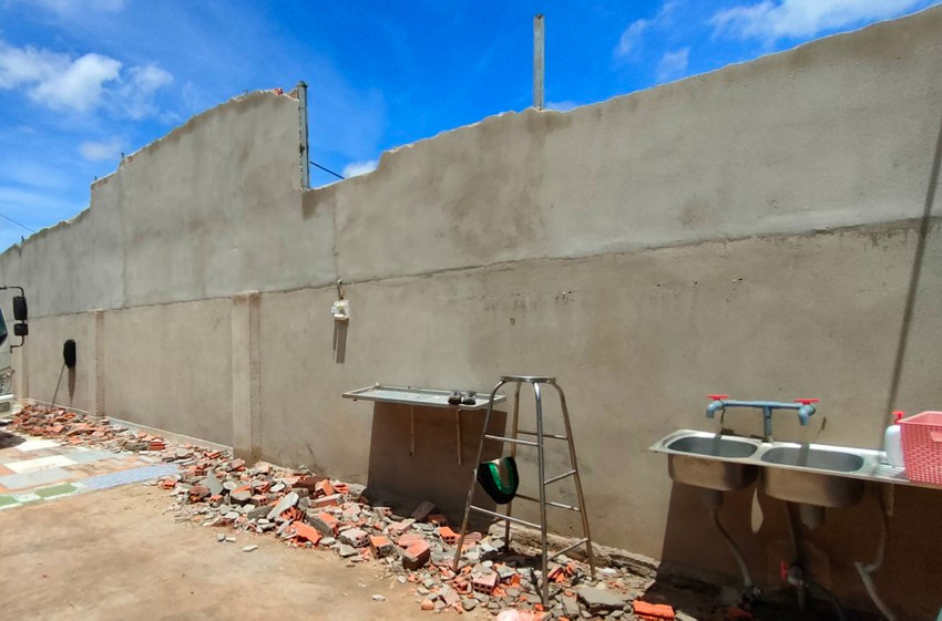 Hộ ông Nguyễn Văn Anh đập một lô theo vận động của phường.