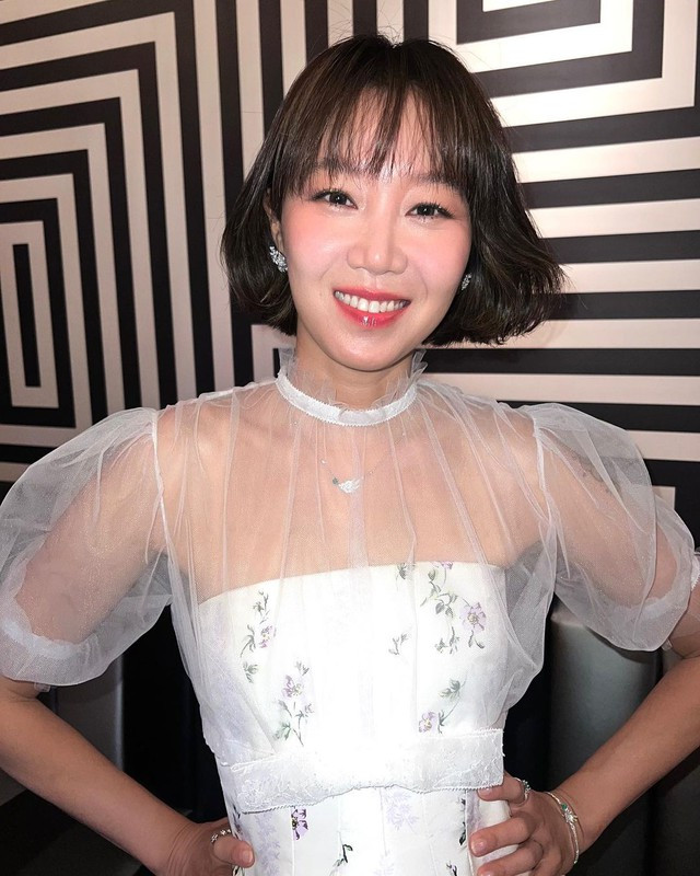 Mới đây, trên trang mạng xã hội hơn 3 triệu người theo dõi, Gong Hyo Jin đã tiết lộ kiểu tóc mới nhất của mình đến với người hâm mộ. Sau khi kết hôn, nữ diễn viên ngày càng được khen ngợi về nhan sắc trẻ trung cùng gu thời trang nâng tầm theo năm tháng với việc tự tin cắt phăng đi mái tóc dài và biến hóa cùng mái tóc ngắn được uốn xoăn theo phong cách cổ điển