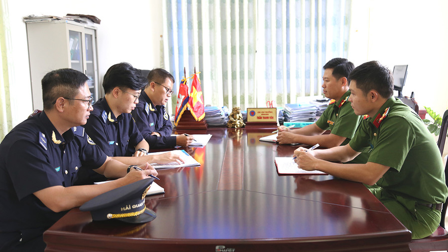 Lực lượng Công an huyện Đức Cơ trao đổi công tác với công chức Hải quan Cửa khẩu Quốc tế Lệ Thanh về phòng-chống ma túy. Ảnh: Hữu Trường Lực lượng Công an huyện Đức Cơ trao đổi công tác với công chức Hải quan Cửa khẩu Quốc tế Lệ Thanh về phòng-chống ma túy. Ảnh: Hữu Trường