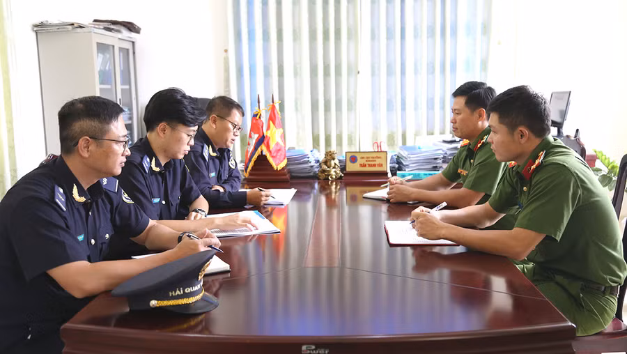 Lực lượng Công an huyện Đức Cơ trao đổi công tác với công chức Hải quan Cửa khẩu Quốc tế Lệ Thanh về phòng-chống ma túy. Ảnh: Hữu Trường