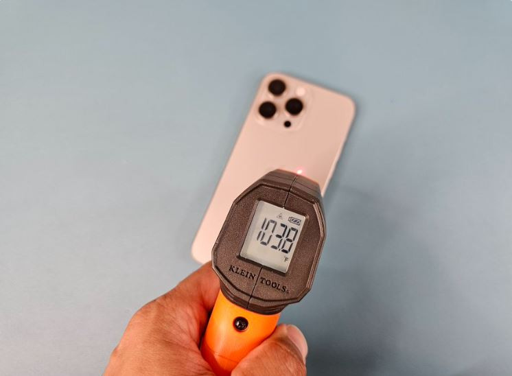 Một người dùng mạng xã hội X (trước đây là Twitter) chia sẻ hình ảnh lúc anh đo nhiệt độ của chiếc iPhone 15 Pro Max là 103,8 độ F, tức 39,8 độ C. Ảnh: X Một người dùng mạng xã hội X (trước đây là Twitter) chia sẻ hình ảnh lúc anh đo nhiệt độ của chiếc iPhone 15 Pro Max là 103,8 độ F, tức 39,8 độ C. Ảnh: X