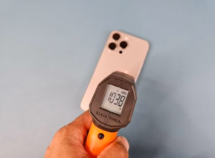 Một người dùng mạng xã hội X (trước đây là Twitter) chia sẻ hình ảnh lúc anh đo nhiệt độ của chiếc iPhone 15 Pro Max là 103,8 độ F, tức 39,8 độ C. Ảnh: X