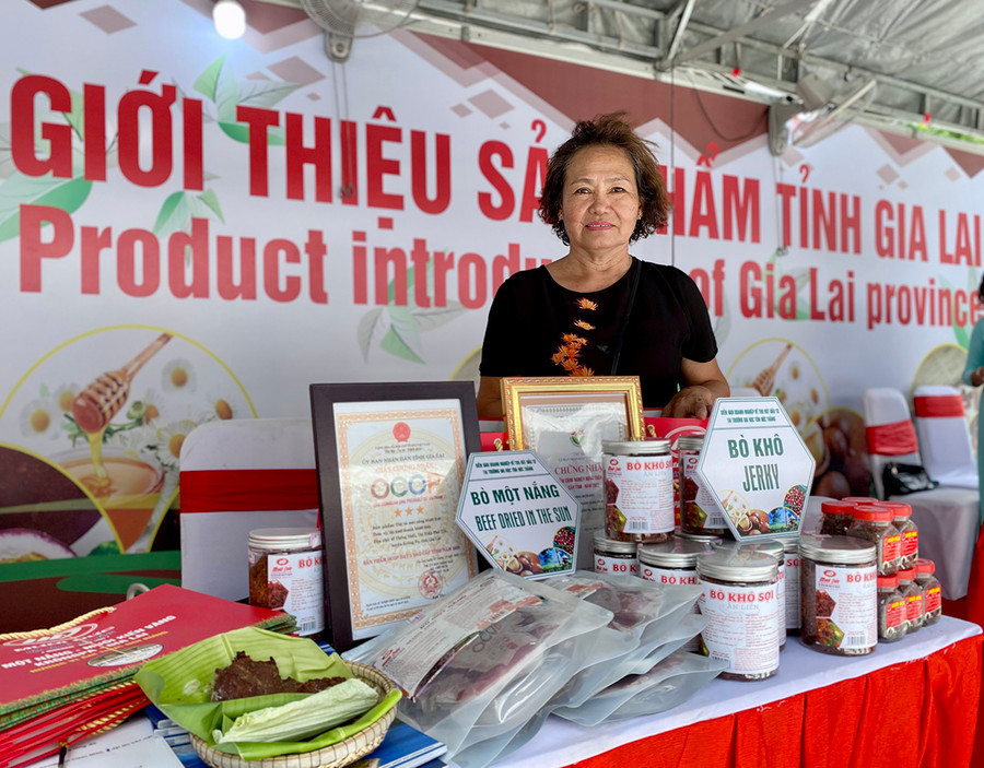 Các sản phẩm OCOP của Gia Lai được trưng bày, quảng bá tại các sự kiện lớn của tỉnh nhằm tăng cơ hội tiếp cận với đa dạng khách hàng. Ảnh: Hà Duy