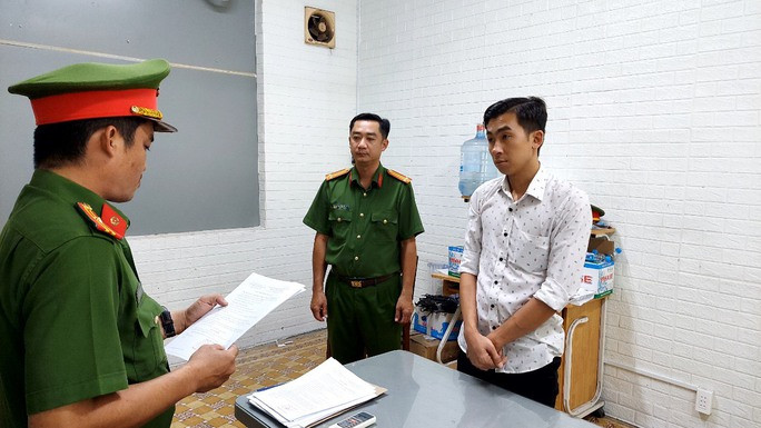 Một giám đốc công ty bất động sản ở Bình Dương lừa đảo, chiếm đoạt hơn 14 tỉ đồng - Ảnh 1. Công an đọc lệnh bắt Tôn Lâm Sỹ