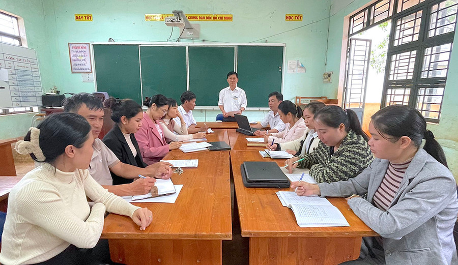 Trường THCS và THPT Kpă Klơng (huyện Mang Yang) họp triển khai việc góp ý bản mẫu SGK mới năm học 2024-2025. Ảnh: M.T
