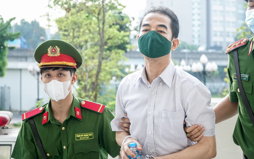 Bị cáo Tô Anh Dũng, cựu Thứ trưởng Bộ Ngoại giao nộp số tiền 16,2 tỷ đồng. Ảnh: PHI HÙNG