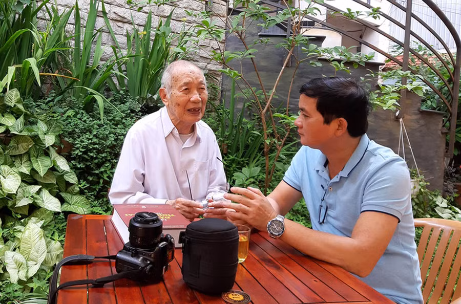 Ông Ngô Thành trò chuyện cùng công chức Sở Văn hóa-Thể thao và Du lịch về một số cứ liệu lịch sử (ảnh chụp trước tháng 4-2021). Ảnh: Nguyễn Hoa