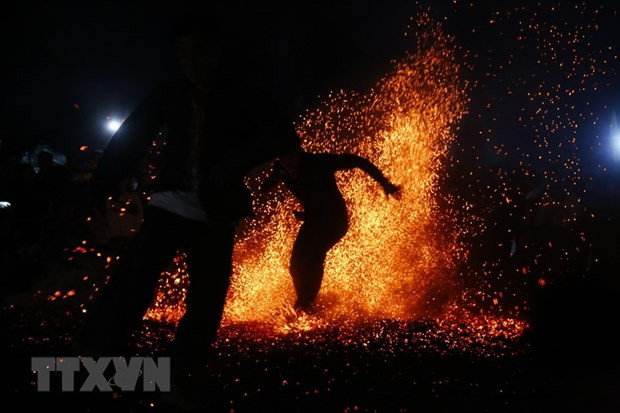 Lễ nhảy lửa của người Pà Thẻn là di sản văn hóa phi vật thể quốc gia. (Ảnh: Nam Sương/TTXVN) Lễ nhảy lửa của người Pà Thẻn là di sản văn hóa phi vật thể quốc gia. (Ảnh: Nam Sương/TTXVN)