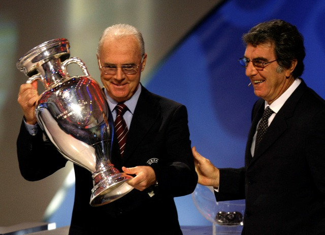 Ông Beckenbauer và cựu thủ môn Ý Dino Zoff trong lễ bốc thăm VCK Euro 2008, vào cuối năm 2007