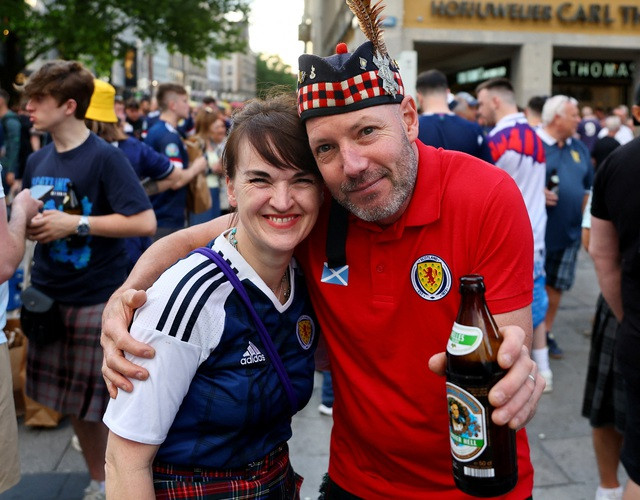 Điều lạ là bài hát chính thức của giải – Fire (tạm dịch Ngọn lửa), do ban nhạc Mỹ OneRepublic, ca sĩ Đức Leony và đôi song ca Ý Meduza – sẽ không được trình diễn mà chỉ được phát hình.