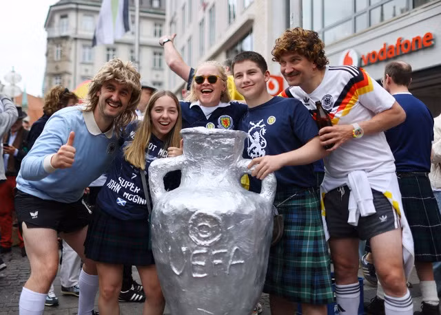 CĐV Đức và Scotland hâm nóng bầu không khí tại Munich trước trận khai mạc