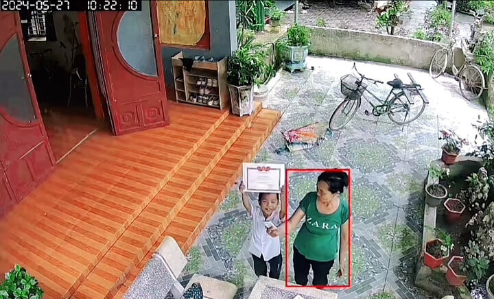 Cậu bé vui mừng khoe thành quả một năm học với bố. (Ảnh chụp màn hình) Cậu bé vui mừng khoe thành quả một năm học với bố. (Ảnh chụp màn hình)