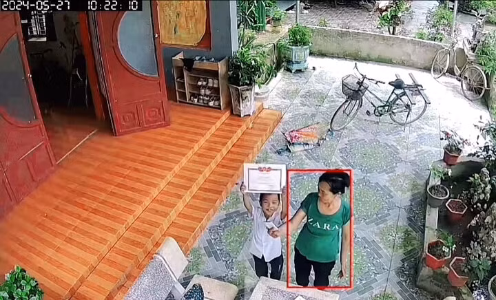 Cậu bé vui mừng khoe thành quả một năm học với bố. (Ảnh chụp màn hình)