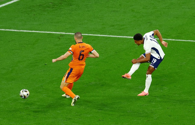 Ollie Watkins đối mặt cùng Stefan de Vrij Ollie Watkins đối mặt cùng Stefan de Vrij