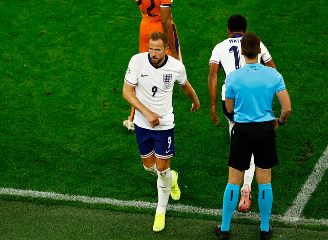 Ollie Watkins thay thế Harry Kane phút 81 Ollie Watkins thay thế Harry Kane phút 81