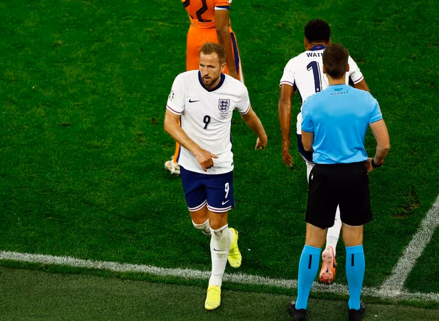 Ollie Watkins thay thế Harry Kane phút 81