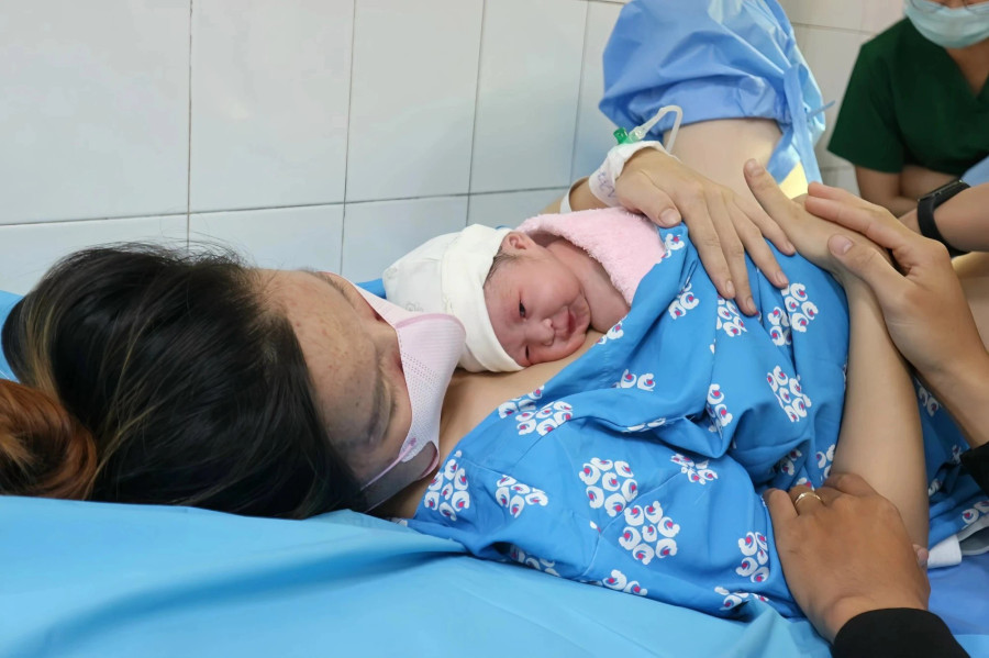 Mô hình sinh của VN đã chuyển dịch mức sinh cao nhất ở nhóm tuổi từ 20 - 24 sang nhóm tuổi từ 25 - 29, đồng thời với tuổi kết hôn tăng, giảm tỷ lệ kết hôn. Ảnh: Du Yên Mô hình sinh của VN đã chuyển dịch mức sinh cao nhất ở nhóm tuổi từ 20 - 24 sang nhóm tuổi từ 25 - 29, đồng thời với tuổi kết hôn tăng, giảm tỷ lệ kết hôn. Ảnh: Du Yên