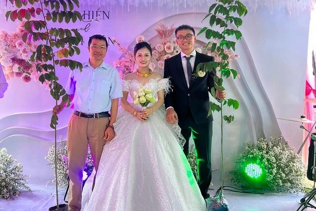Cặp đôi được khách mời tặng cây tại đám cưới. Cặp đôi được khách mời tặng cây tại đám cưới.