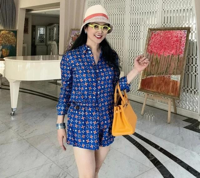 Bộ trang phục dạo phố của người đẹp gốc Hà Thành có nền màu xanh nước biển và điểm nhấn họa tiết cam cùng chiếc túi xách màu vàng rất nổi bật, khoe vẻ thanh xuân, trẻ trung, khó ai có thể đoán tuổi. Ảnh FACEBOOK NV