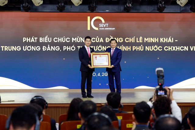 Thay mặt Lãnh đạo Đảng và Nhà nước, đồng chí Lê Minh Khái, Bí thư Trung ương Đảng, Phó Thủ tướng Chính phủ đã trao Huân chương Lao động Hạng Ba của Chủ tịch nước cho Công ty TNHH Điện tử Samsung Việt Nam Thái Nguyên. Ảnh VGP Thay mặt Lãnh đạo Đảng và Nhà nước, đồng chí Lê Minh Khái, Bí thư Trung ương Đảng, Phó Thủ tướng Chính phủ đã trao Huân chương Lao động Hạng Ba của Chủ tịch nước cho Công ty TNHH Điện tử Samsung Việt Nam Thái Nguyên. Ảnh VGP