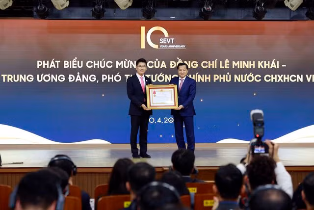 Thay mặt Lãnh đạo Đảng và Nhà nước, đồng chí Lê Minh Khái, Bí thư Trung ương Đảng, Phó Thủ tướng Chính phủ đã trao Huân chương Lao động Hạng Ba của Chủ tịch nước cho Công ty TNHH Điện tử Samsung Việt Nam Thái Nguyên. Ảnh VGP