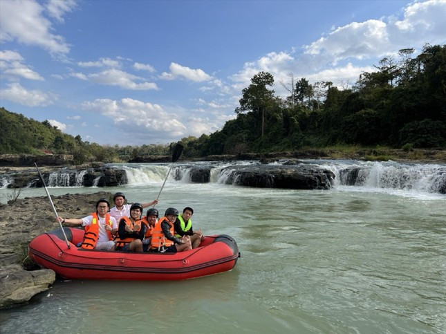 Du khách tham gia chèo thuyền trên sông