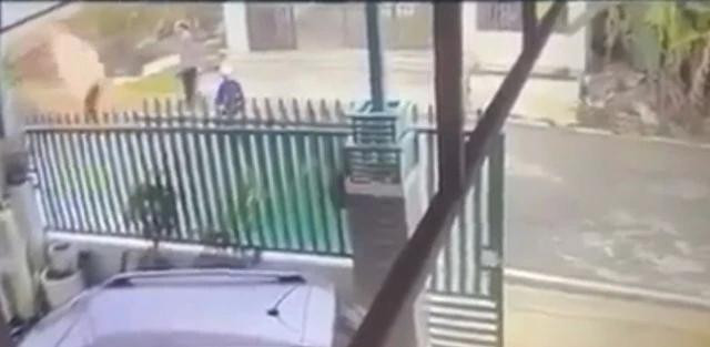 Ngọn lửa bùng cháy trên người cô giáo D. (phía trên, góc trái). CẮT CLIP Ngọn lửa bùng cháy trên người cô giáo D. (phía trên, góc trái). CẮT CLIP