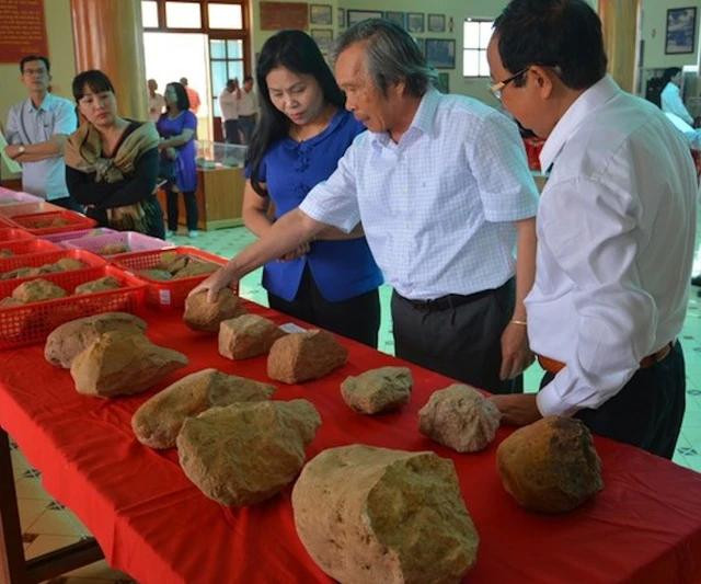 PGS-TS Nguyễn Khắc Sử (người cầm hiện vật) có công lớn trong quá trình thám sát, khảo cổ ở An Khê PGS-TS Nguyễn Khắc Sử (người cầm hiện vật) có công lớn trong quá trình thám sát, khảo cổ ở An Khê