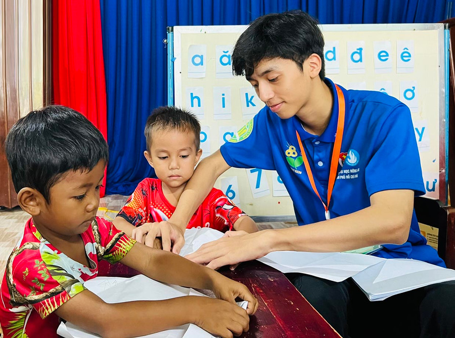 Sinh viên Trường Đại học Nông lâm TP. Hồ Chí Minh hướng dẫn thiếu nhi xã Ayun Hạ (huyện Phú Thiện) cách làm máy bay bằng giấy. Ảnh: P.L Sinh viên Trường Đại học Nông lâm TP. Hồ Chí Minh hướng dẫn thiếu nhi xã Ayun Hạ (huyện Phú Thiện) cách làm máy bay bằng giấy. Ảnh: P.L