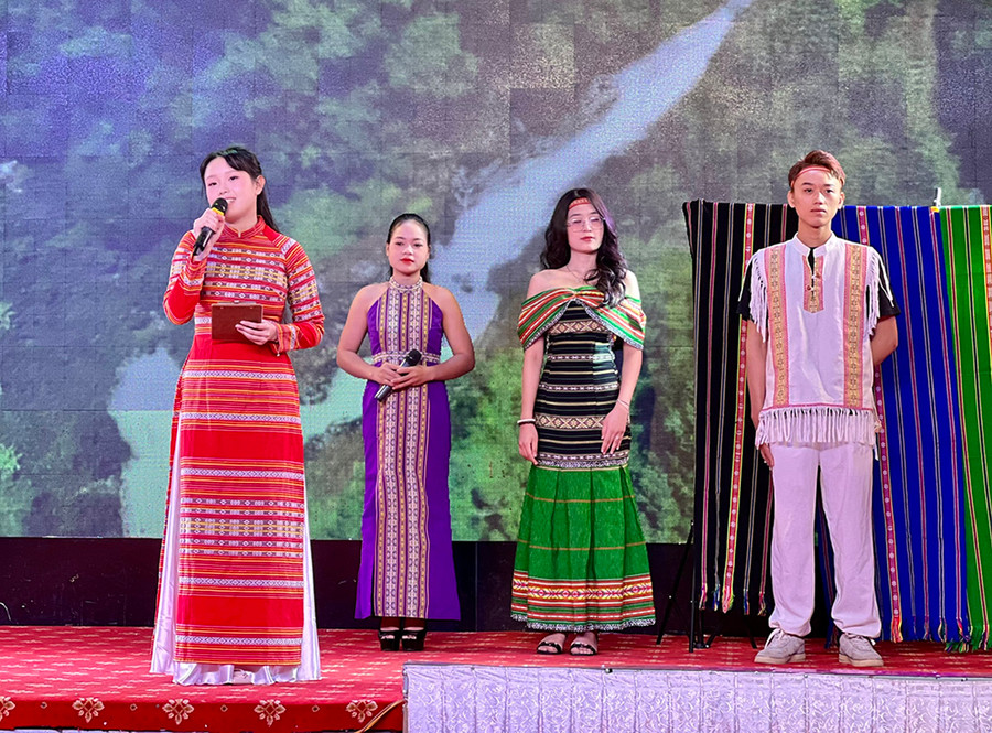 Thí sinh Nguyễn Mai Linh (Trường THPT Chi Lăng, TP. Pleiku) đạt giải Én đồng cuộc thi Én học đường. Ảnh: Minh Nhật Thí sinh Nguyễn Mai Linh (Trường THPT Chi Lăng, TP. Pleiku) đạt giải Én đồng cuộc thi Én học đường. Ảnh: Minh Nhật