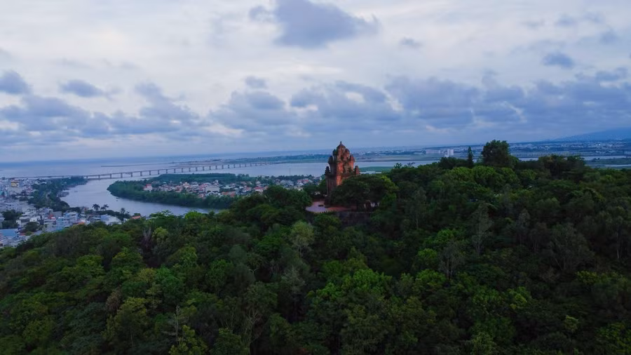Tháp Nhạn có vị trí đắc địa để bao quanh khung cảnh Tuy Hòa. Ảnh: Như Ý Tháp Nhạn có vị trí đắc địa để bao quanh khung cảnh Tuy Hòa. Ảnh: Như Ý