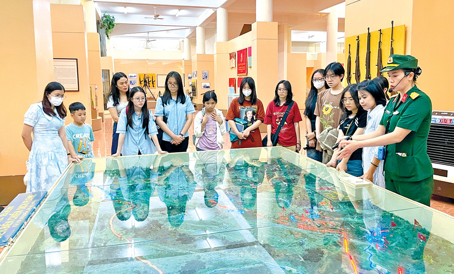 Học viên lớp bồi dưỡng văn học trẻ-văn học dân tộc thiểu số tham quan Bảo tàng Quân đoàn 3. Ảnh: L.N Học viên lớp bồi dưỡng văn học trẻ-văn học dân tộc thiểu số tham quan Bảo tàng Quân đoàn 3. Ảnh: L.N