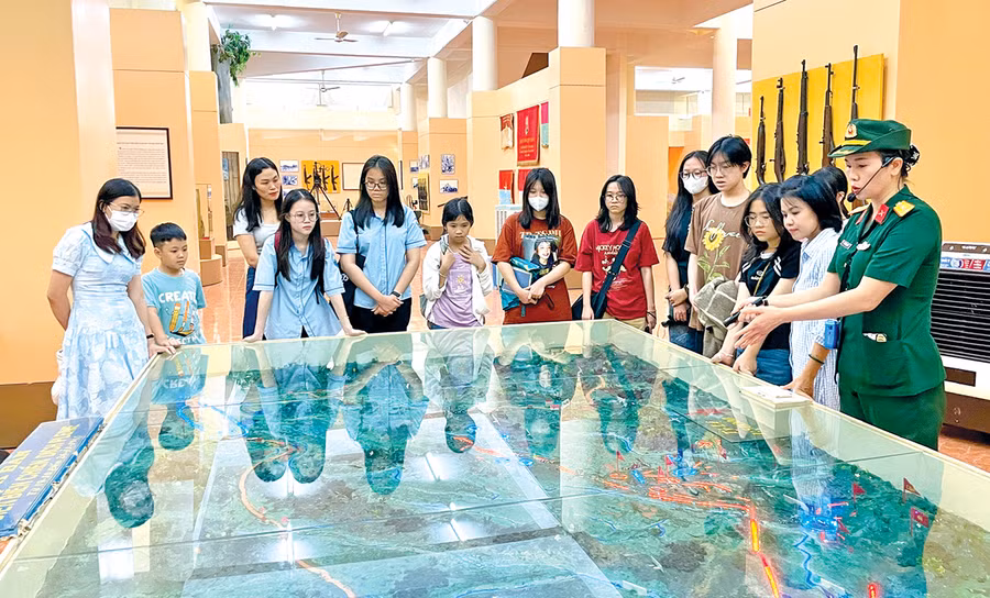 Học viên lớp bồi dưỡng văn học trẻ-văn học dân tộc thiểu số tham quan Bảo tàng Quân đoàn 3. Ảnh: L.N