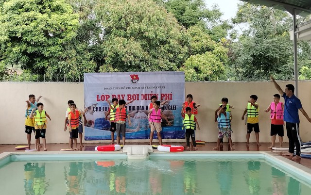 Theo bước chân tình nguyện: Dạy bơi trên... núi - Ảnh 2. Lớp dạy bơi miễn phí cho học sinh miền núi. Ảnh: Đức Nhật