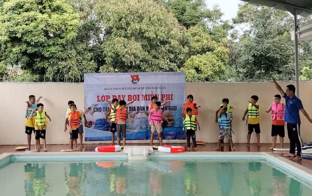 Lớp dạy bơi miễn phí cho học sinh miền núi. Ảnh: Đức Nhật