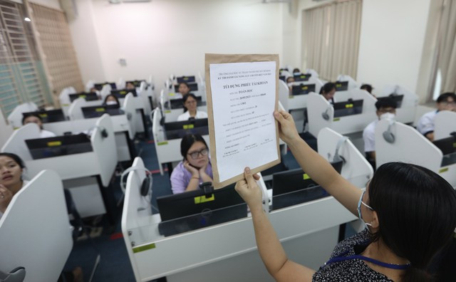 Thí sinh tham gia kỳ thi đánh giá năng lực chuyên biệt do Trường ĐH Sư phạm TP.HCM tổ chức. Ảnh: NGỌC DƯƠNG